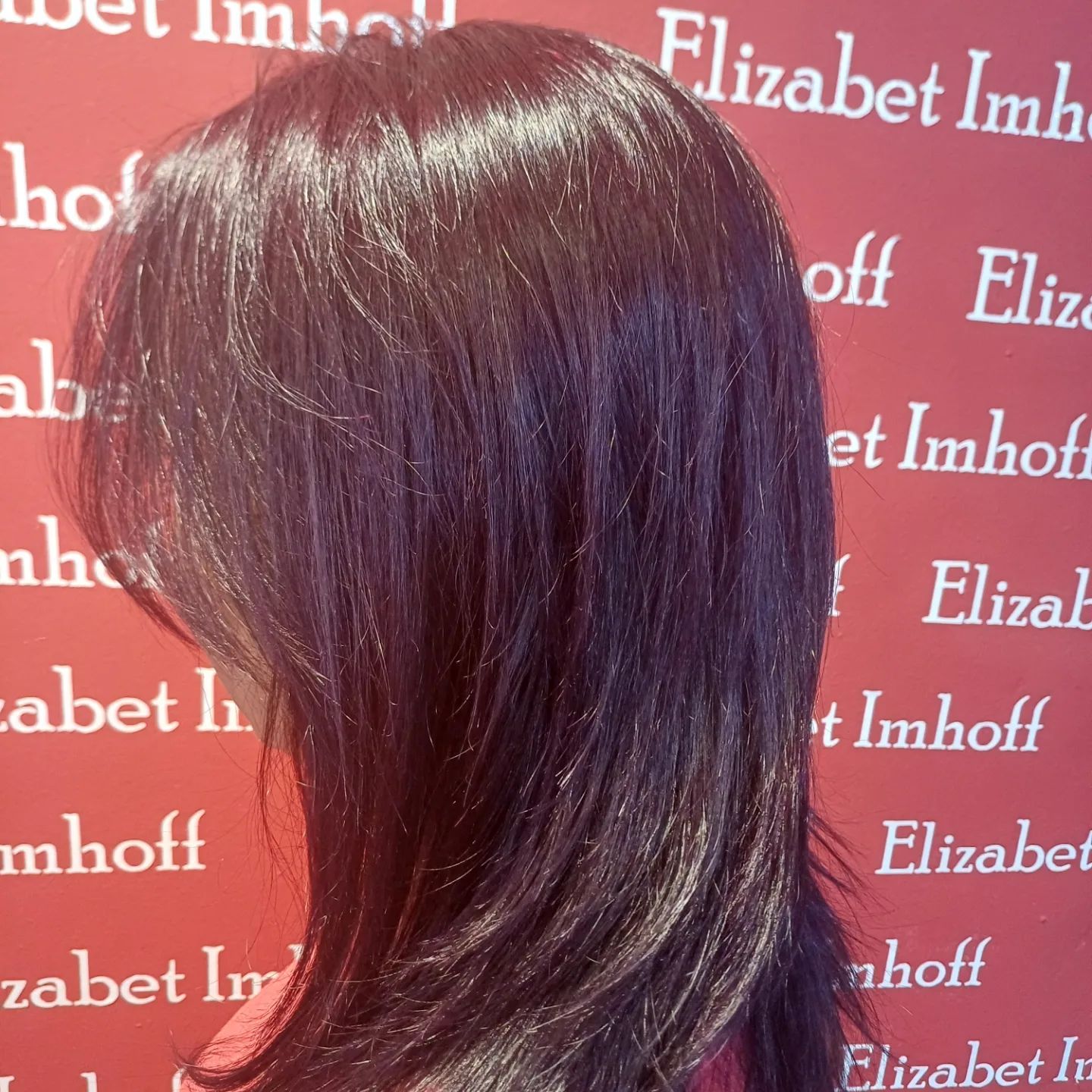 Clienta satisfecha con nuevo peinado en peluquería Imhoff